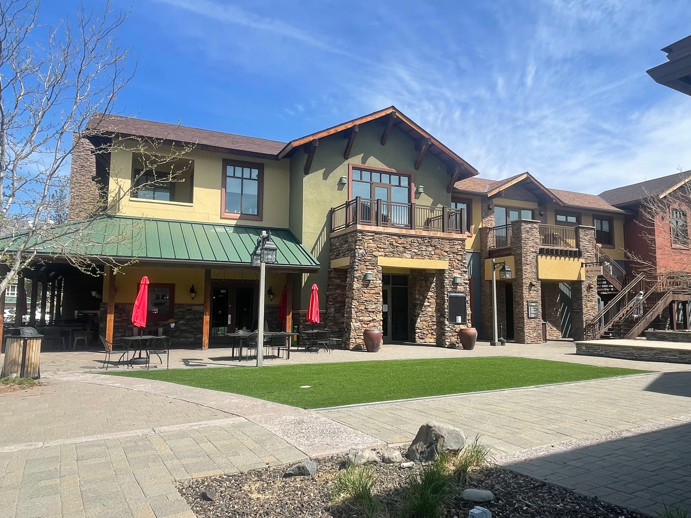 The courtyard at Somersett's Town Center, with shops and restaurants
